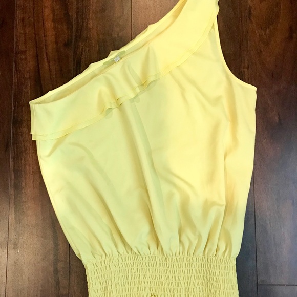 Beautiful cold shoulder yellow Gianni Bini blouse - Picture 2 of 5